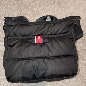 Pretty Rugged navy puffer bag crossbody adjustable for shoulder
Great condition
